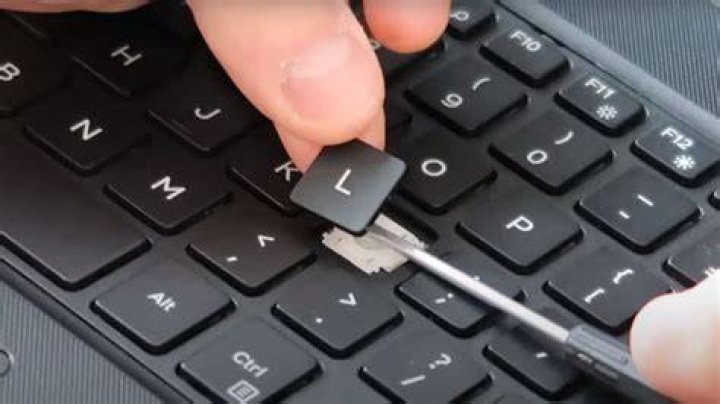 How do I replace the keyboard on my Dell laptop?