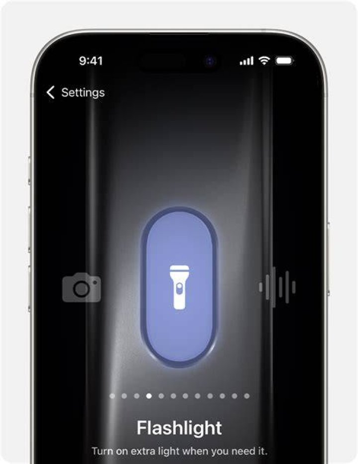 How do I turn off my flashlight on my cell phone?