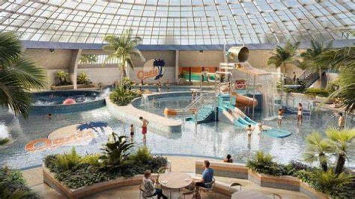 What time does Oasis swimming pool close?